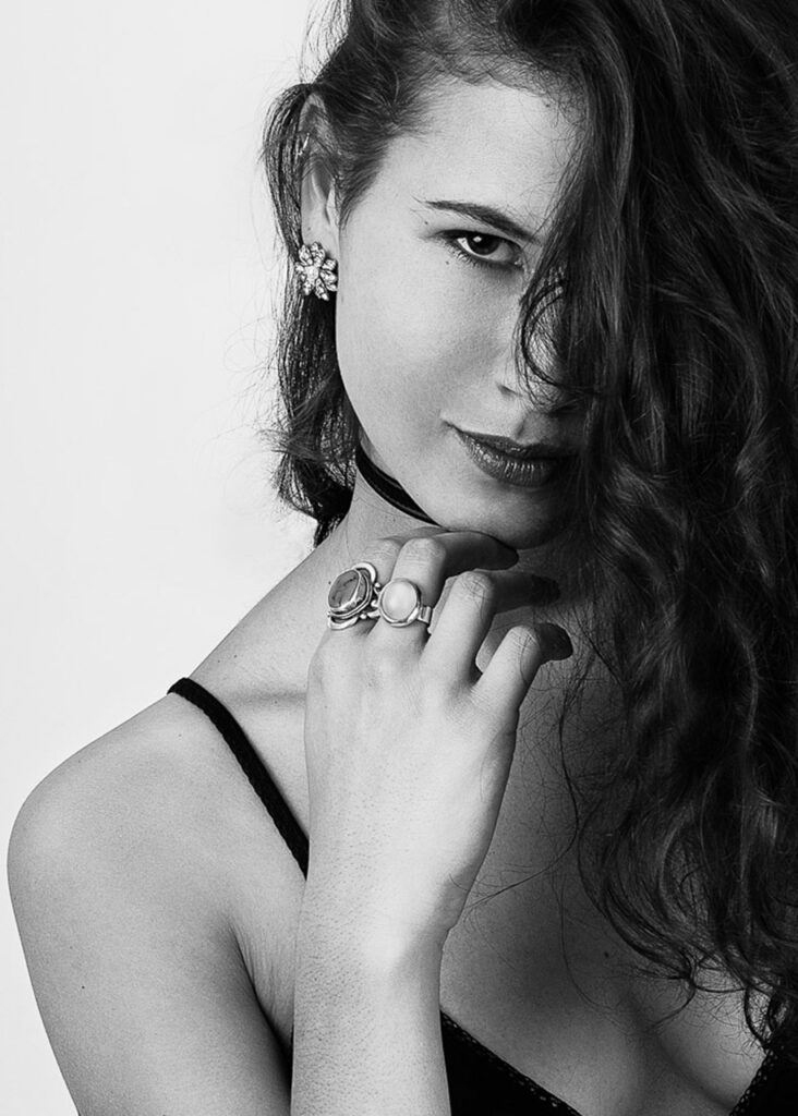 cheveux sur un coté du visage d'une jolie femme